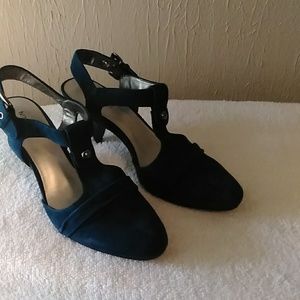 Suede Navy Blue Slingback pumps